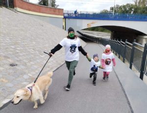 Rodzina biegaczy z psem WIld Run 2020, Wrocław